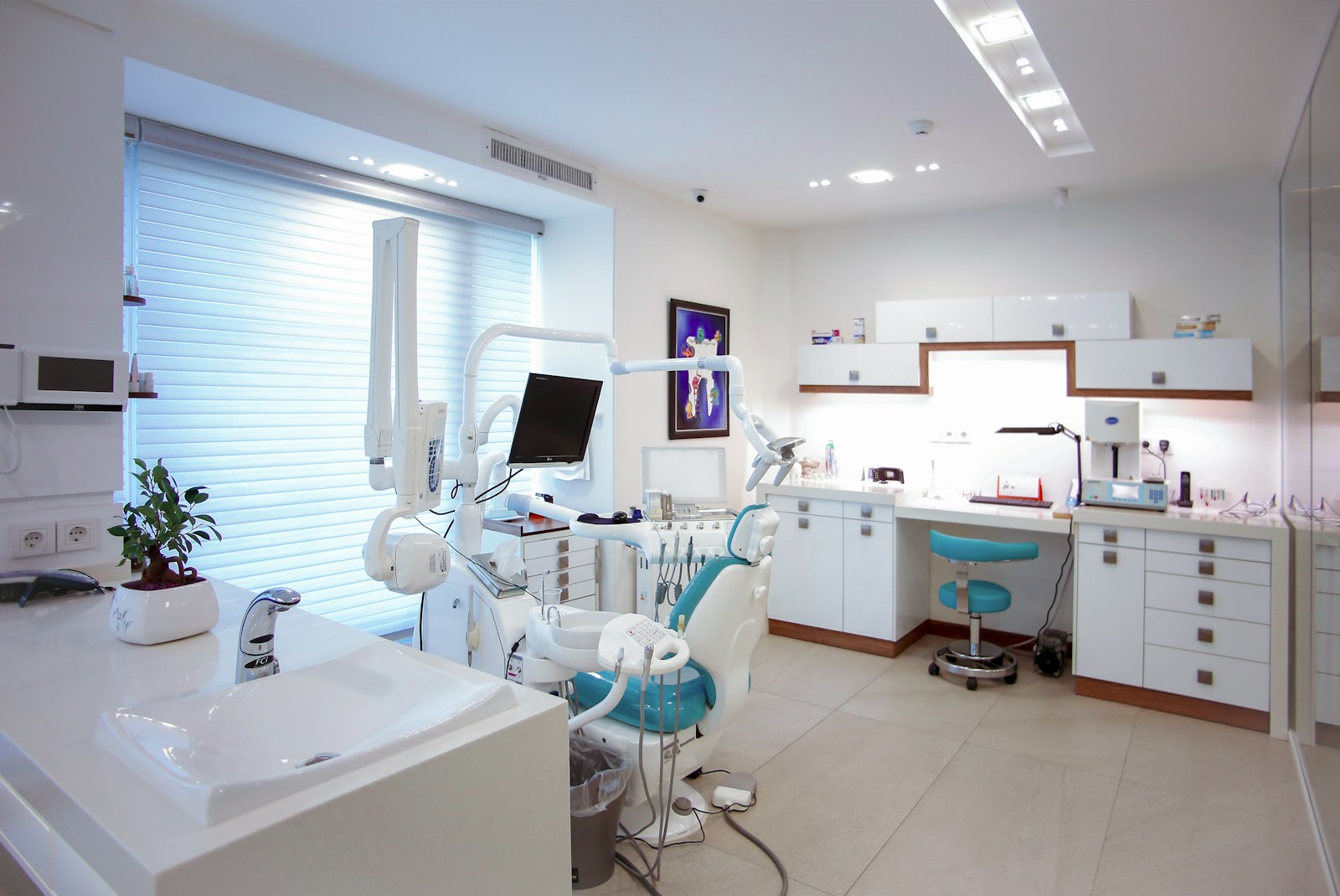 Helles, modern ausgestattetes Behandlungszimmer